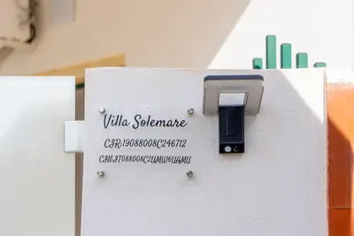 Certificato, attestato, insegna o altro documento esposto da Villa Solemare