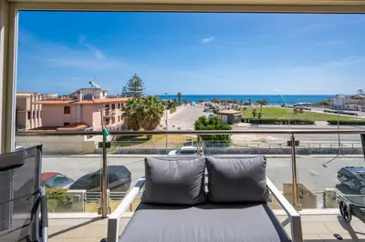 Vista generica sul mare o vista sul mare dall'interno dell'appartamento