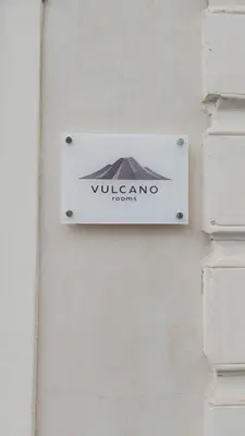 Certificato, attestato, insegna o altro documento esposto da Vulcano Rooms 4