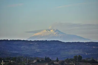 Vista generica sulle montagne o vista sulle montagne dall'interno della casa vacanze