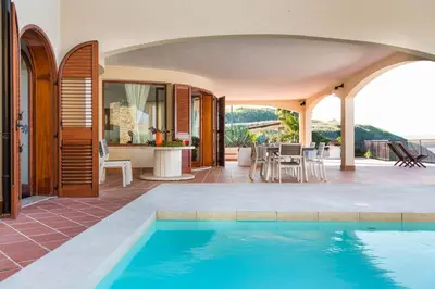 Piscina di Villa Mari - Sea View Heated Pool - Baia del Riccio o nelle vicinanze