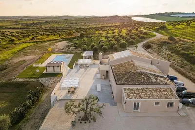 Paesaggio naturale nelle vicinanze della villa