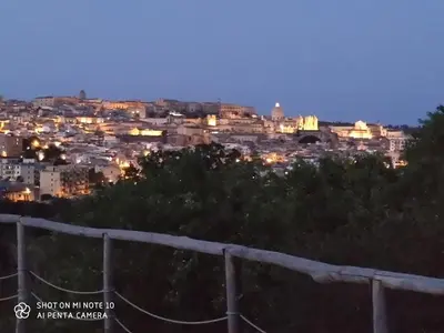 Vista generica su Noto o vista sulla città dall'interno di questo campeggio di lusso