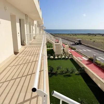 Vista generica sul mare o vista sul mare dall'interno dell'appartamento
