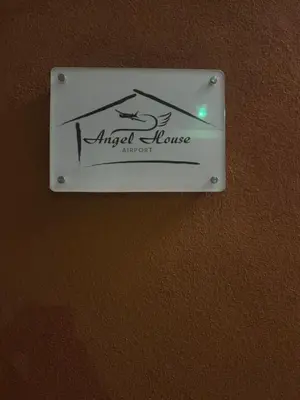 Certificato, attestato, insegna o altro documento esposto da Angel house airport