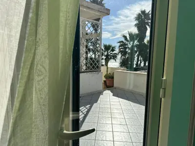 Balcone o terrazza di Kitiya's House- Di fronte la spiaggia e un mare cristallino