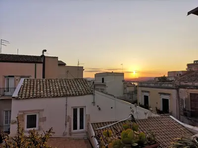 Alba o tramonto visti dall'interno dell'appartamento o dai dintorni