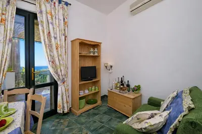 Area soggiorno di Case di Fiori Beachfront villa with terrace and direct beach access