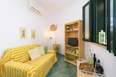 TV o dispositivi per l'intrattenimento presso Case di Fiori Beachfront villa with terrace and direct beach access