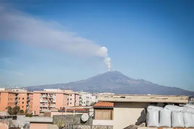 Vista generica sulle montagne o vista sulle montagne dall'interno dell'appartamento