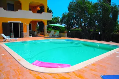 Piscina di Happy Holiday Villa - Pool & Garden o nelle vicinanze