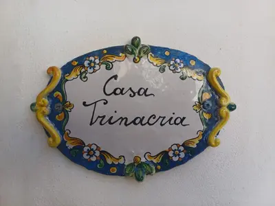 Certificato, attestato, insegna o altro documento esposto da Casa Trinacria