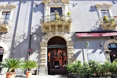 Facciata o entrata di palazzo Clarenza di San Domenico