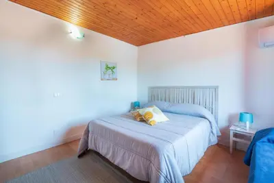 Letto o letti in una camera di Villa con piscina al mare