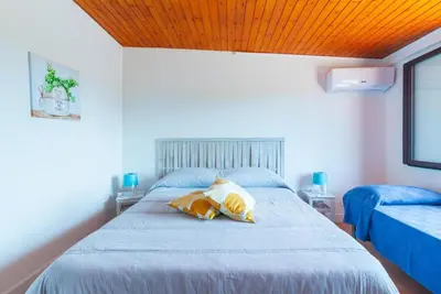 Letto o letti in una camera di Villa con piscina al mare