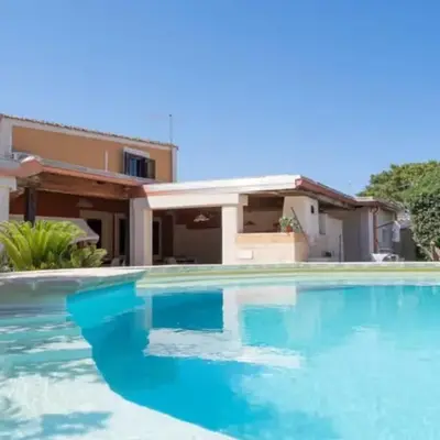 Villa con piscina al mare