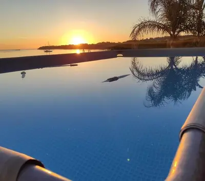 Alba o tramonto visti dall'interno della villa o dai dintorni