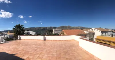 Vista generica sulle montagne o vista sulle montagne dall'interno dell'appartamento
