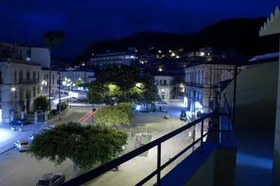 Vista generica sulle montagne o vista sulle montagne dall'interno dell'appartamento