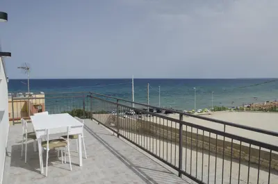 Vista generica sul mare o vista sul mare dall'interno della casa vacanze