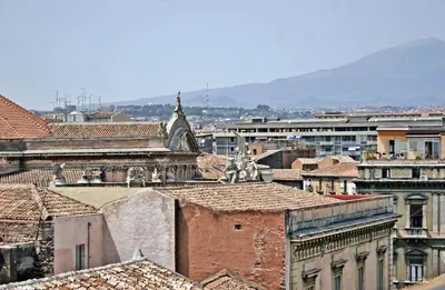 Vista generica sulle montagne o vista sulle montagne dall'interno dell'affittacamere