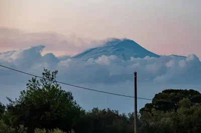 Vista generica sulle montagne o vista sulle montagne dall'interno della casa vacanze