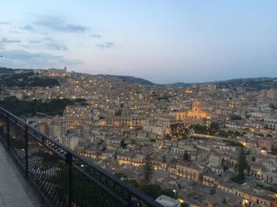 Vista generica su Modica o vista sulla città dall'interno del bed & breakfast