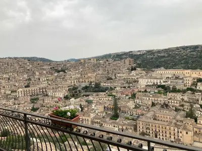 Vista generica su Modica o vista sulla città dall'interno del bed & breakfast