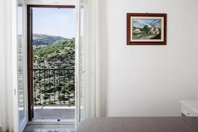 Vista generica sulle montagne o vista sulle montagne dall'interno del bed & breakfast