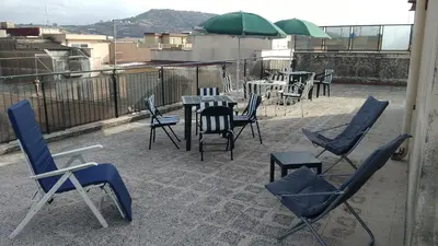Vista generica sulle montagne o vista sulle montagne dall'interno del bed & breakfast