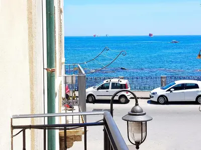 Vista generica sul mare o vista sul mare dall'interno dell'appartamento