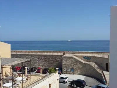 Vista generica sul mare o vista sul mare dall'interno dell'appartamento