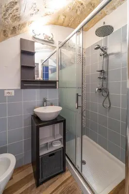 Bagno di GuestHost - Casa Borbonica Cozy Apartment in Ortigia GROUND FLOOR