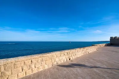 Vista generica sul mare o vista sul mare dall'interno dell'appartamento