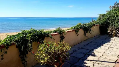 Vista generica sul mare o vista sul mare dall'interno della casa vacanze