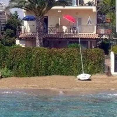 Casa la conchiglia sulla spiaggia