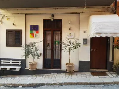 Facciata o entrata di B&B CARRUBBELLE