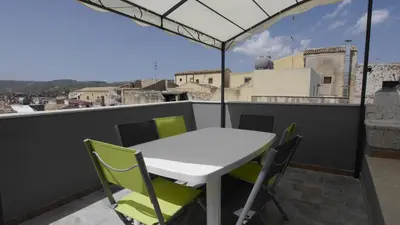 Vista generica sulle montagne o vista sulle montagne dall'interno della casa vacanze
