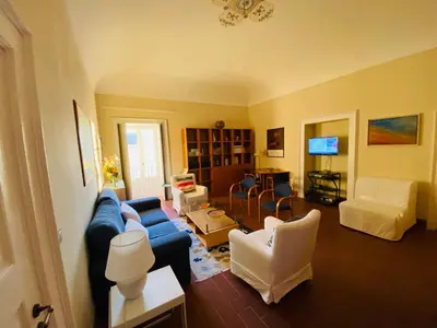 TV o dispositivi per l'intrattenimento presso Elegante appartamento in palazzo storico Ortigia