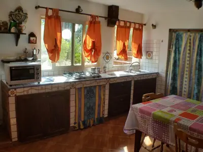 Cucina o angolo cottura di A Due Passi Dal Mare Con Piscina