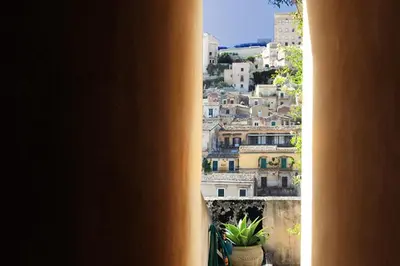 Vista generica su Modica o vista sulla città dall'interno della casa vacanze