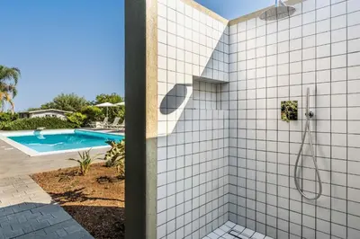 Piscina di i2elementi o nelle vicinanze