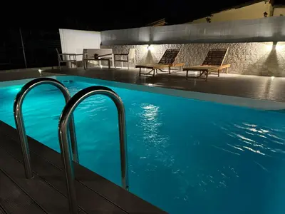 Piscina di La Ginestra sul mare o nelle vicinanze