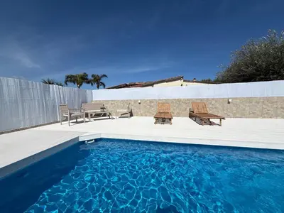 Piscina di La Ginestra sul mare o nelle vicinanze