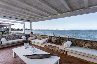 Vista generica sul mare o vista sul mare dall'interno della villa