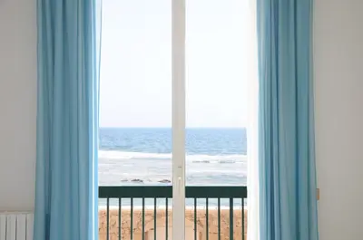 Vista generica sul mare o vista sul mare dall'interno dell'affittacamere
