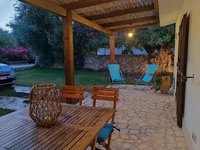 Giardino di CaSotto il Carrubo, a 100 mt dal mare!