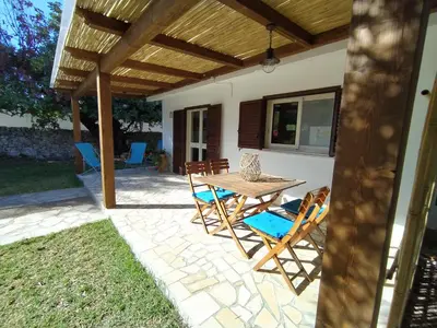 Giardino di CaSotto il Carrubo, a 100 mt dal mare!