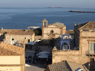 Vista generica sul mare o vista sul mare dall'interno dell'affittacamere