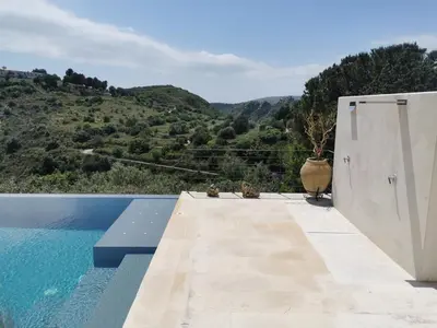 Vista generica sulle montagne o vista sulle montagne dall'interno dell'appartamento